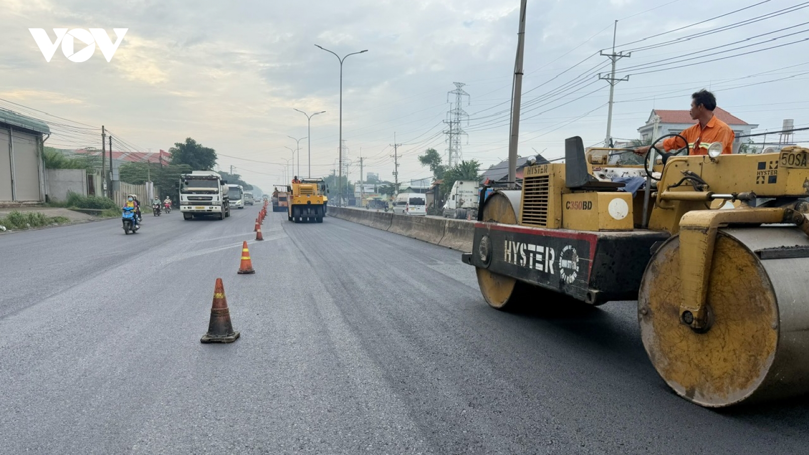 Rút ngắn tiến độ sửa Quốc lộ 51, huy động 200 máy móc làm đêm